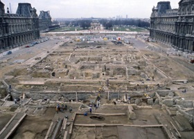 construction pyramid louvre paris guidebook